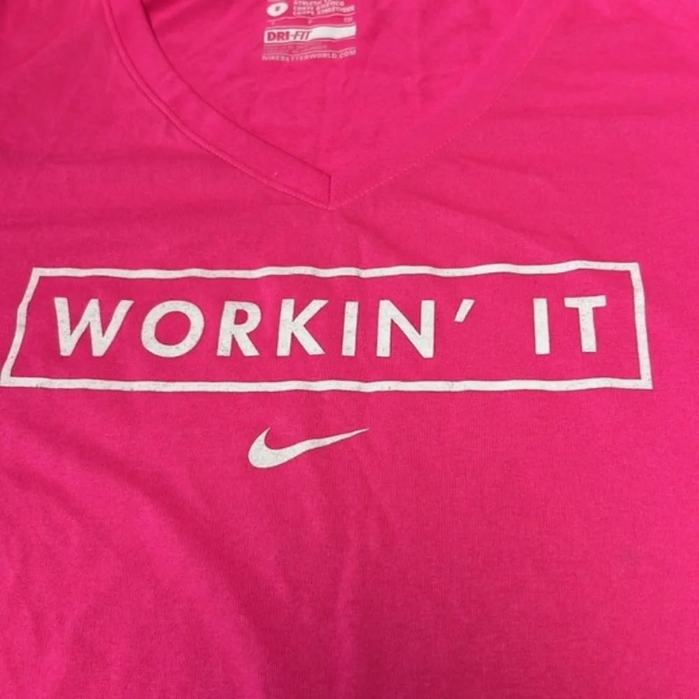 Woman's‎ Nike T-shirt